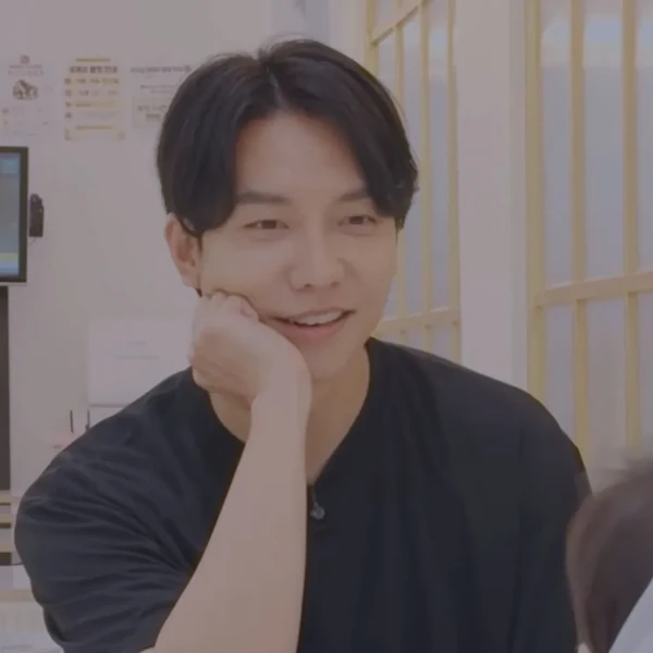 Foto populer Lee Seunggi yang penuh cinta dari penggemar