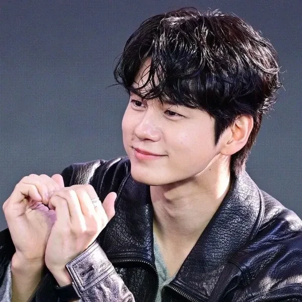Foto populer Ong Seongwu yang penuh cinta dari penggemar
