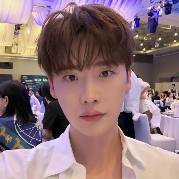充滿粉絲愛的李鍾碩人氣照片