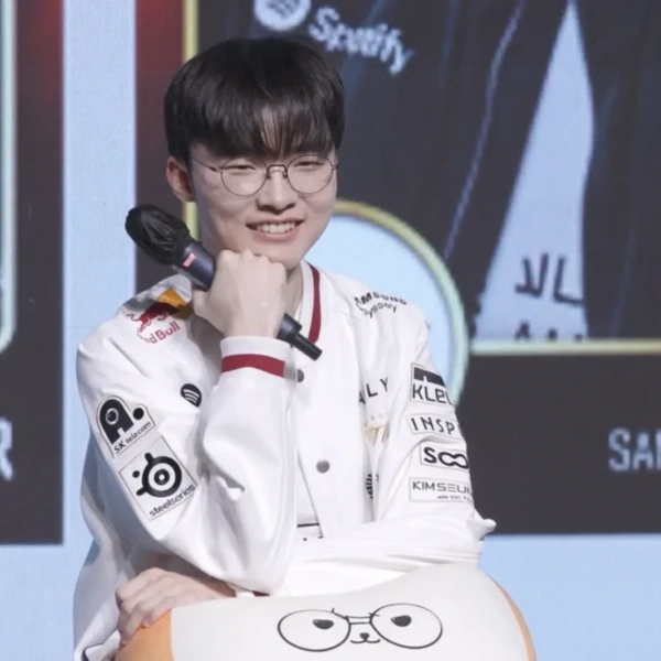 Today’s standout profile photo of Faker on Choeaedol Celeb