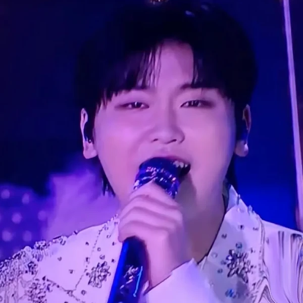 The most loved look of Park Sungon today