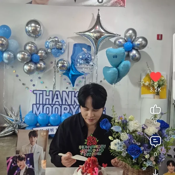 Popular photo full of fans’ love for Mooryong