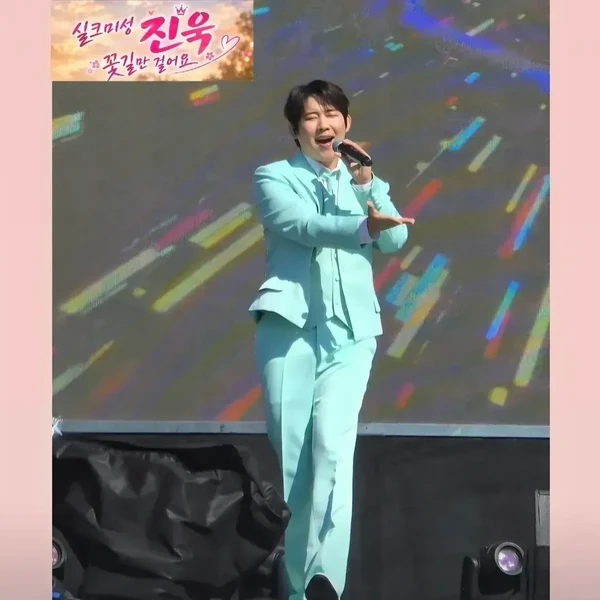 Popular photo full of fans’ love for Jinuk
