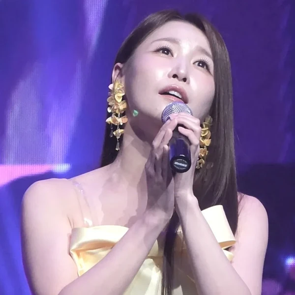 Popular photo full of fans’ love for Lee Sona