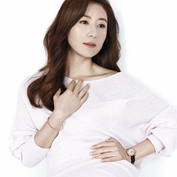 Popular photo full of fans’ love for Kim Heeae