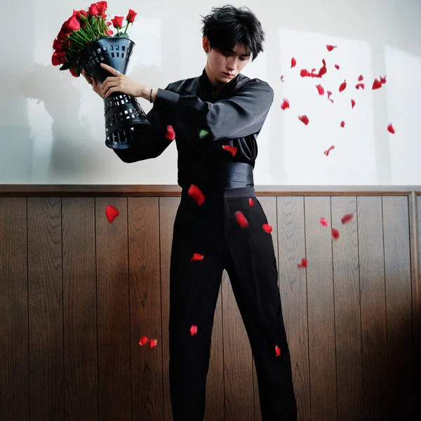 Popular photo full of fans’ love for Zhou Yiran