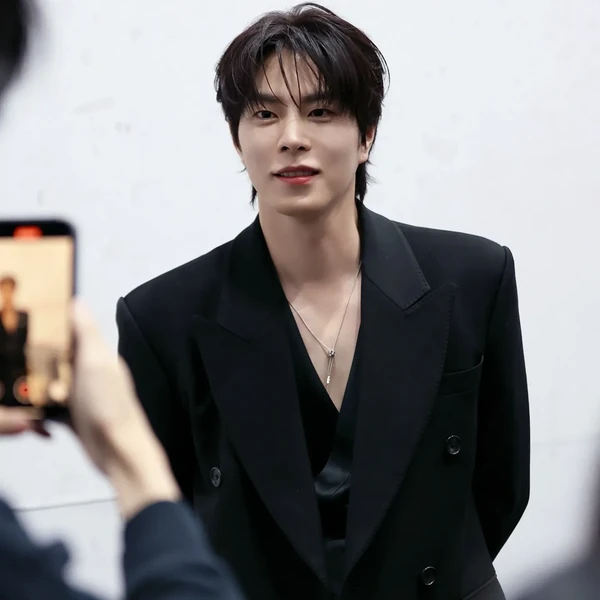 The most loved look of Hong Jonghyun today
