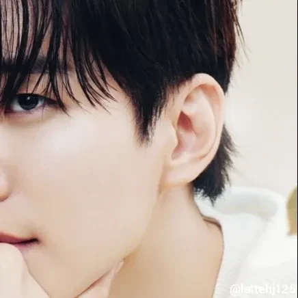 Foto populer Lee Junho yang penuh cinta dari penggemar