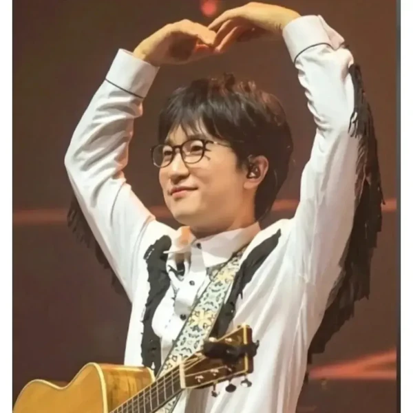 Popular photo full of fans’ love for Bak Changgeun