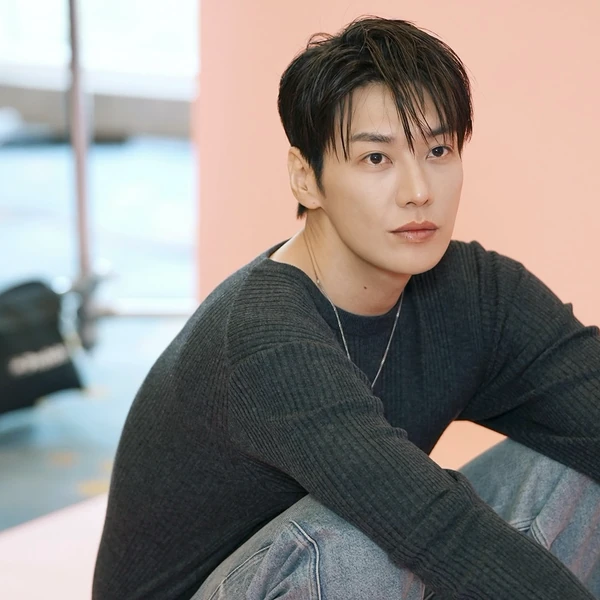Popular photo full of fans’ love for Kim Youngkwang