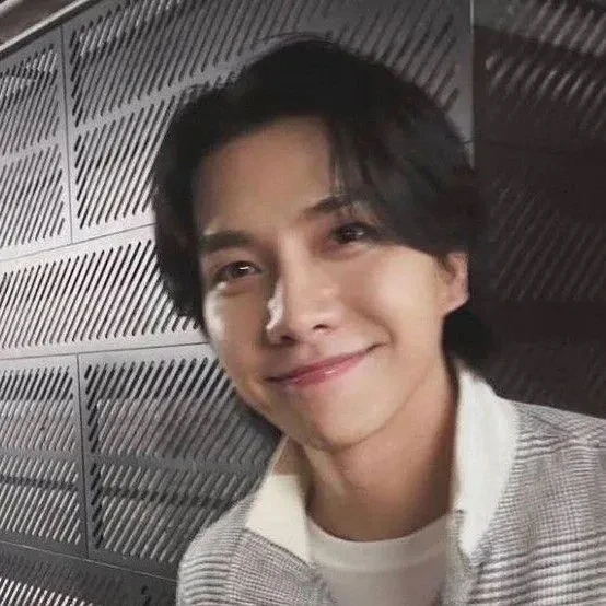 Foto populer Lee Seunggi yang penuh cinta dari penggemar