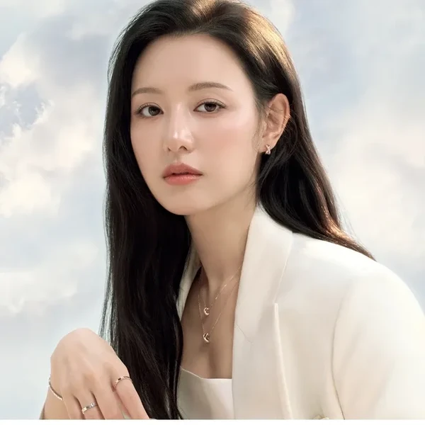 The most loved look of Kim Jiwon today