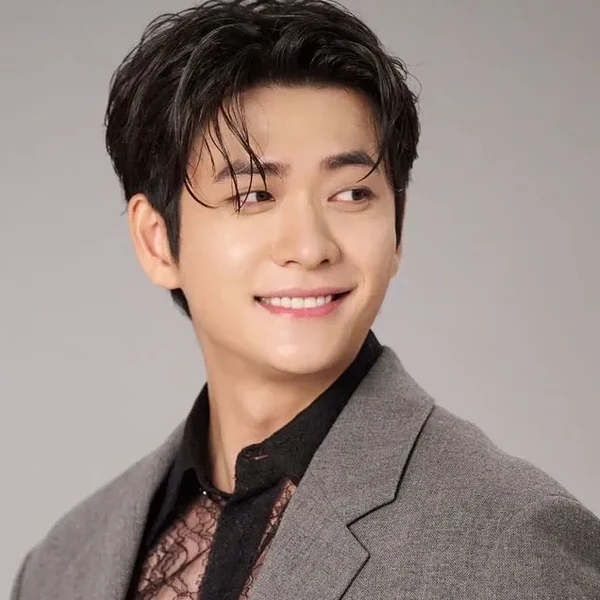 Popular photo full of fans’ love for Kang Taeoh