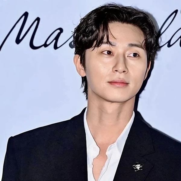 Representative photo of Park Seojoon showing their charm