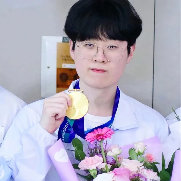 今天在Choeaedol Celeb中最閃耀的Zeus代表照片