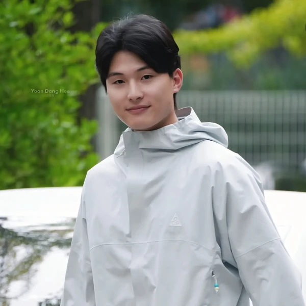 Popular photo full of fans’ love for Yoon Donghee