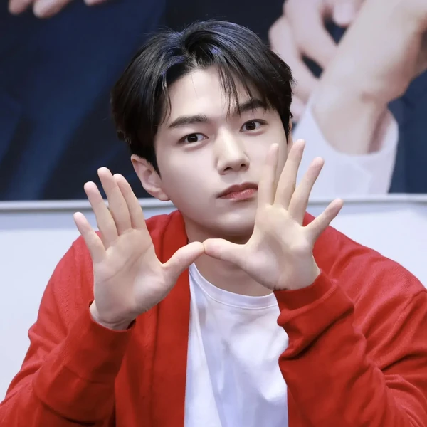 Popular photo full of fans’ love for Kim Myungsoo (L)
