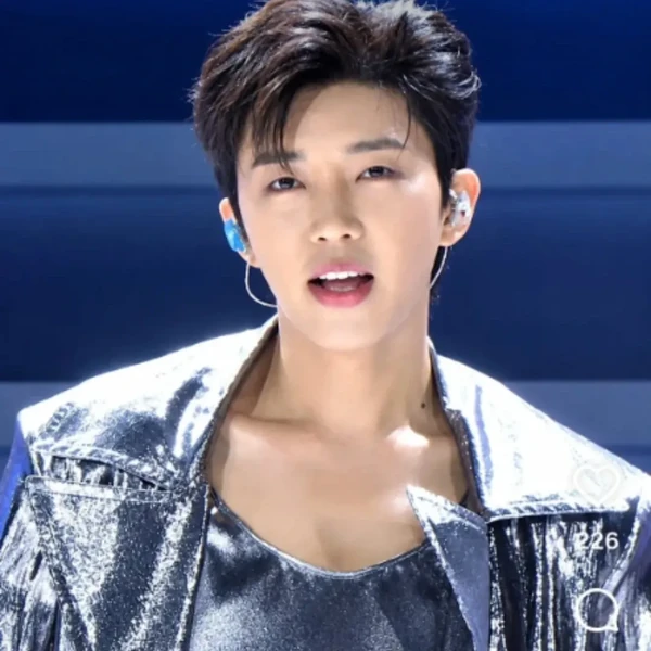 Popular photo full of fans’ love for Lim Youngwoong