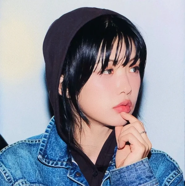 Popular photo full of fans’ love for Aiki