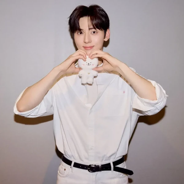 Popular photo full of fans’ love for Hwang Minhyun