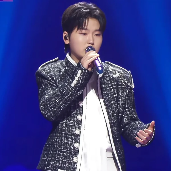 Popular photo full of fans’ love for Park Sungon