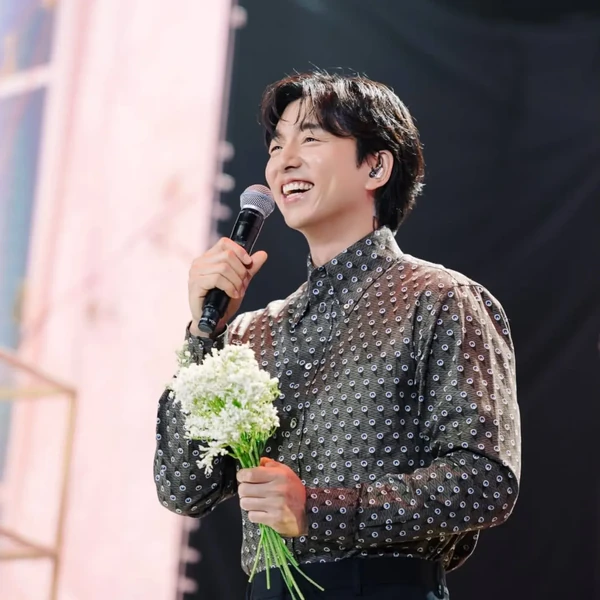 Popular photo full of fans’ love for Gong Yoo