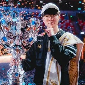 페이커의 매력을 담은 최애돌셀럽 대표 사진
