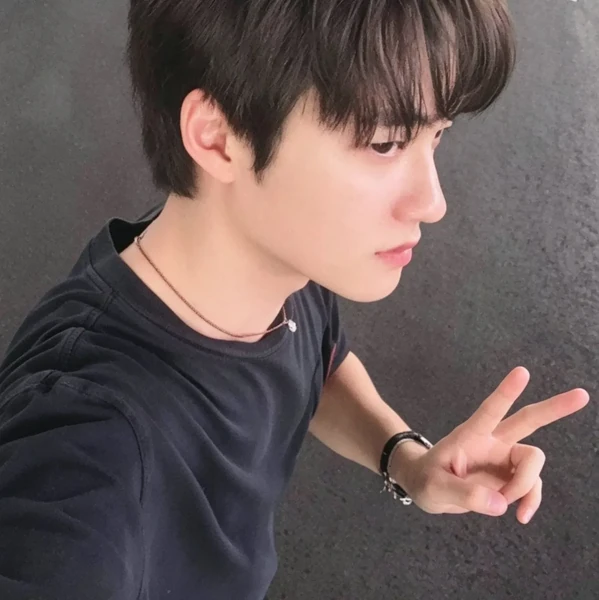Foto populer Doh Kyungsoo (D.O.) yang penuh cinta dari penggemar