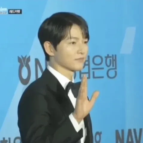 Foto populer Song Joongki yang penuh cinta dari penggemar