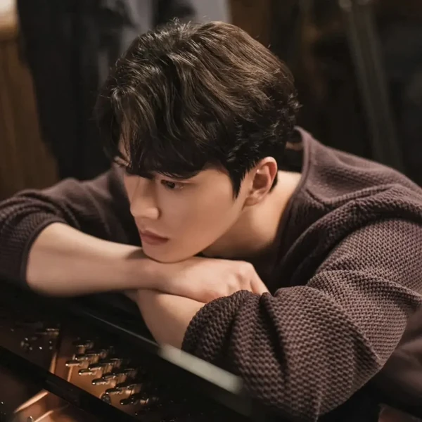 Popular photo full of fans’ love for Song Kang