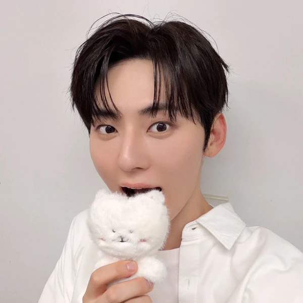 The most loved look of Hwang Minhyun today