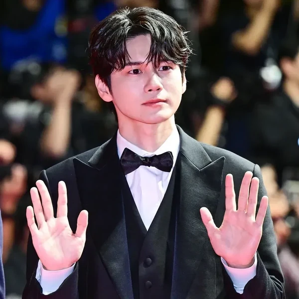 Popular photo full of fans’ love for Ong Seongwu