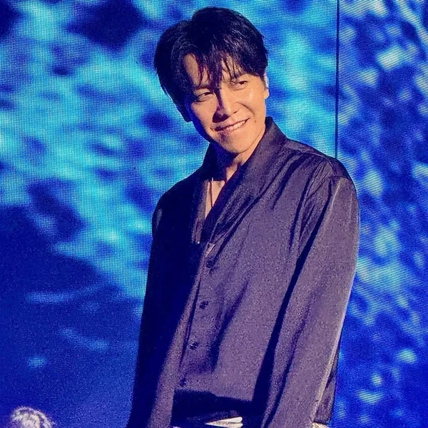 Foto populer Lee Seunggi yang penuh cinta dari penggemar