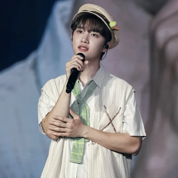 Penampilan Doh Kyungsoo (D.O.) yang paling disukai hari ini