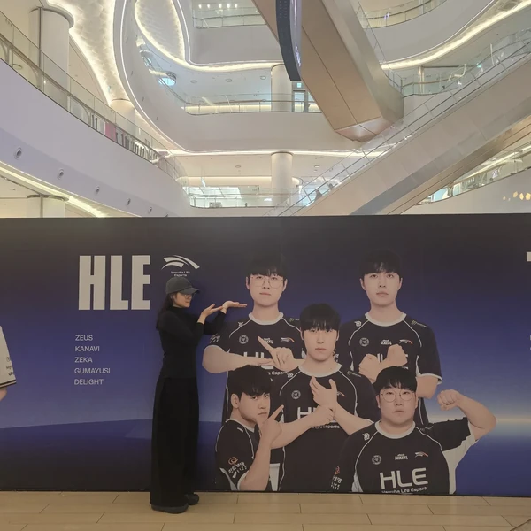 제우스의 매력을 담은 최애돌셀럽 대표 사진