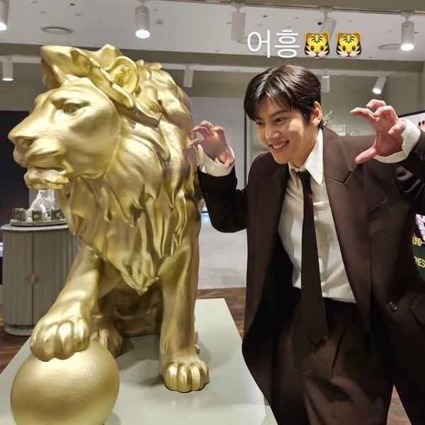 Popular photo full of fans’ love for Ji Changwook