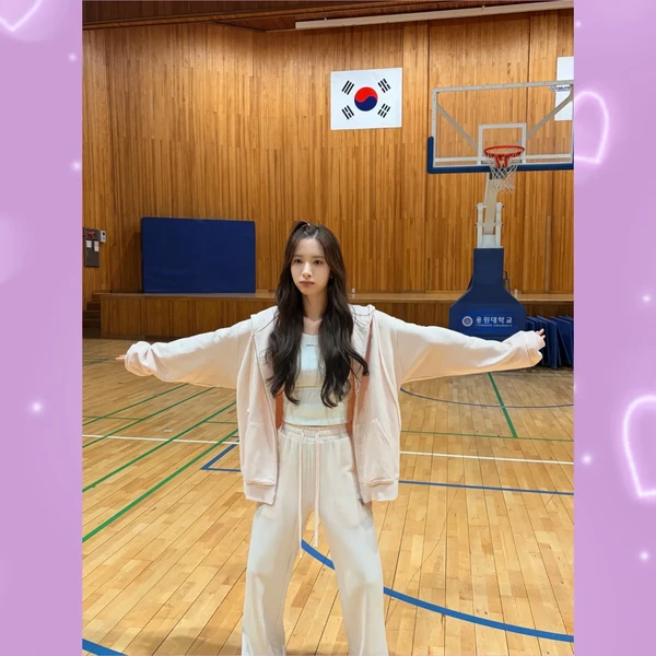 Popular photo full of fans’ love for Bona