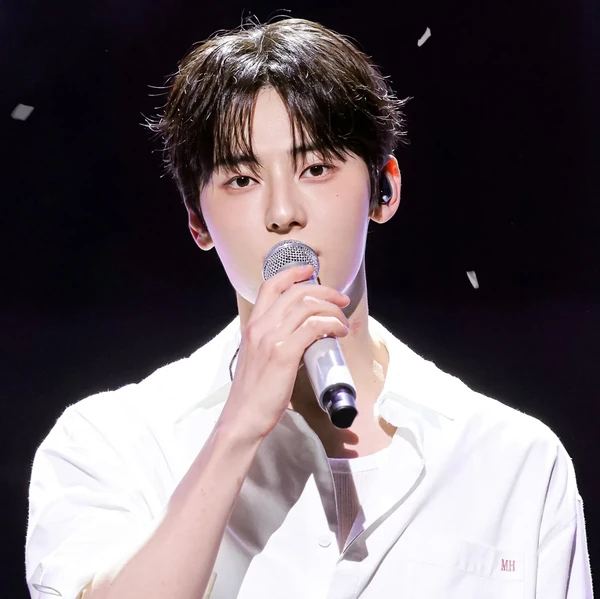 The most loved look of Hwang Minhyun today