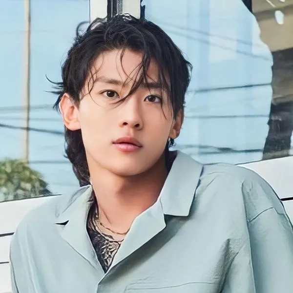Popular photo full of fans’ love for Dex