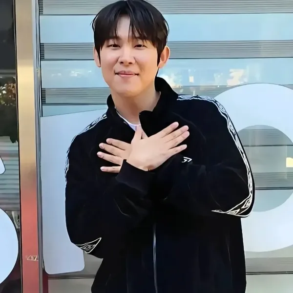 Popular photo full of fans’ love for Jinuk