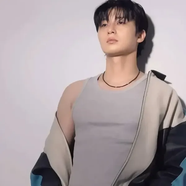The most loved look of Park Seojoon today