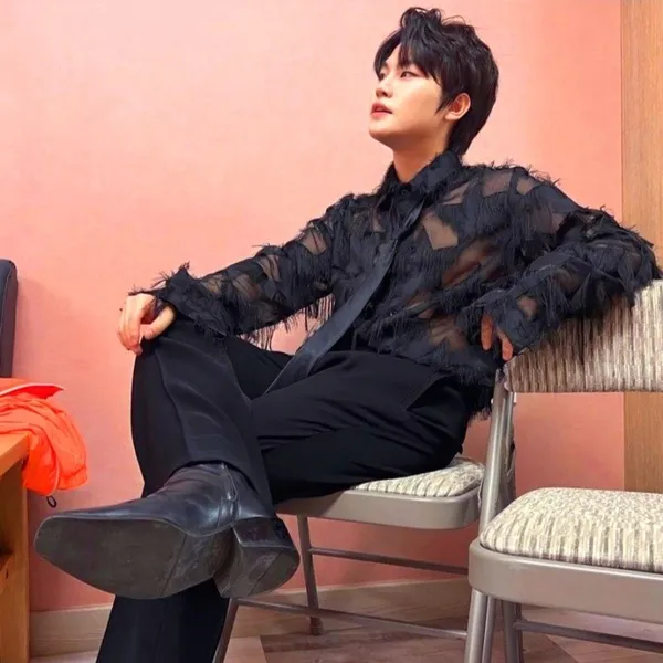 Popular photo full of fans’ love for Hwang Minwoo